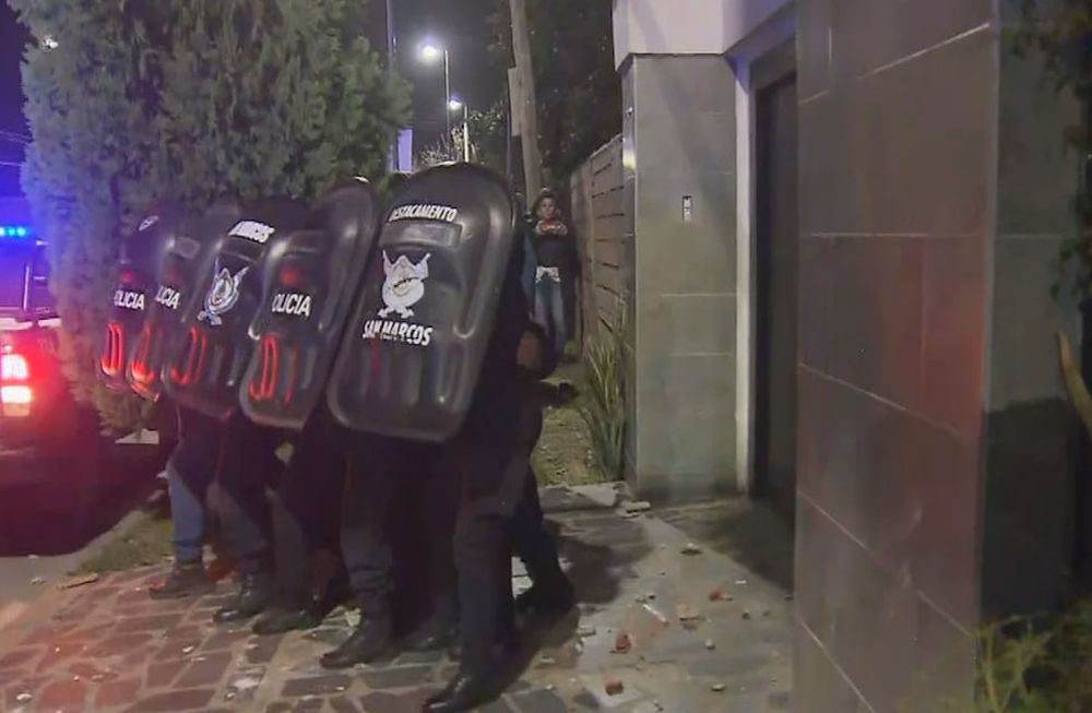 Graves incidentes en Corrientes tras el rechazo al pedido de detención de Laudelina, la tía del nene desaparecido. Foto: Noticias Argentinas