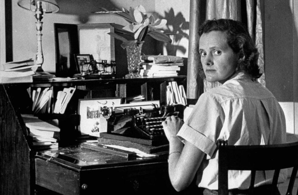 La escritora inmoral detrás de la remake de “Rebecca”, el nuevo éxito de Netflix