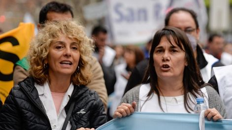 Claudia Iturbe, secretaria general de Ampros, y Carina Sedano, secretaria general del SUTE. Foto: Orlando Pelichotti