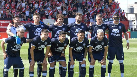 La formación de Independiente que venció a Maipú para meterse en la final. Excepto Reali (abajo, primero de la izquierda), el resto está para jugar. / Orlando Pelichotti