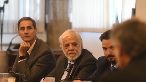 Mariano Fragueiro Frías (en el centro) junto a los otros abogados del exjuez Walter Bento. Foto: Ramiro Gómez.