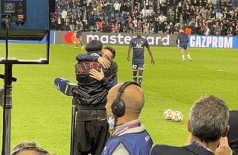 Momento exacto del abrazo entre Messi y Ronaldhino minutos previos al encuentro. / Gentileza.