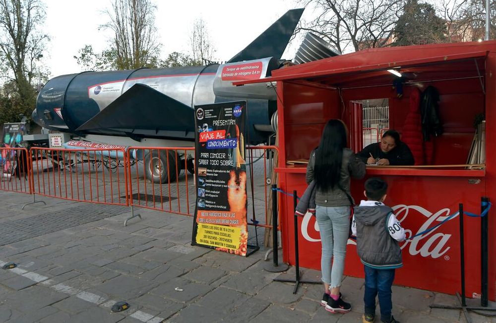 Transbordador Dream Chaser se instaló en el Paseo Alameda y es una experiencia de simulacro de vuelo en 3D.Foto: Orando Pelichotti / Los Andes