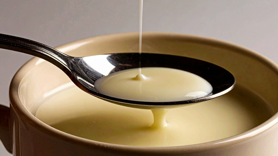 En pocos pasos podrás tener en tu mesa la versión casera de la leche condensada.