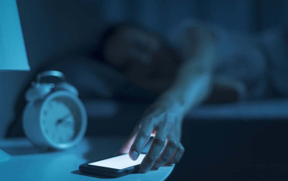 Este truco básico puede ayudar a calmar la ansiedad antes de dormir y poco a poco evitar el uso del celular.