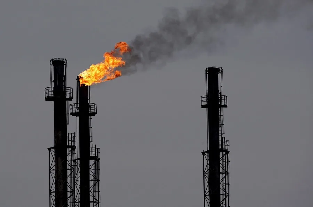Chimeneas en una refinería de gas y petróleo