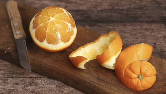 Hacelo una vez y no vas a parar: el truco con cáscara de naranja que deja todo perfumado