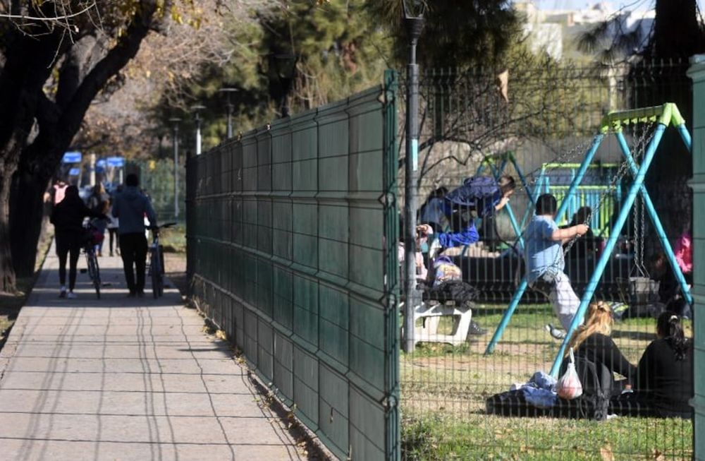 Los espacios habilitados al juego y la actividad física se convierten en zonas vulnerables a desperfectos por el mal trato o la intención de romper. Foto:  Gustavo Rogé / Los Andes