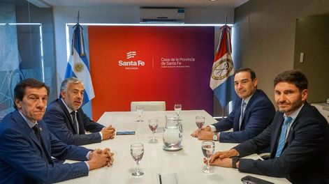 El gobernador Alfredo Cornejo junto a sus pares radicales Carlos Sadir (Jujuy), Gustavo Valdés (Corrientes) y Maxi Pullaro (Santa Fe). Archivo Los Andes