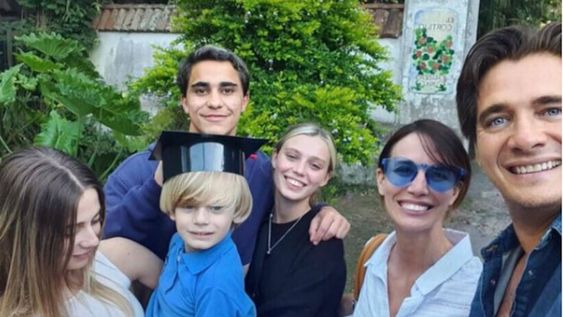 Carolina Prat y Guillermo Andino emocionados hasta las lágrimas por el egreso de su pequeño hijo