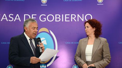 El gobernador Alfredo Cornejo en el actor de juramento de la nueva vocal del Tribunal de Cuentas, Andrea Molina.