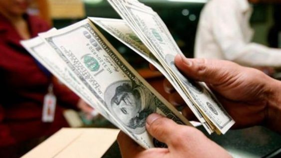 Cómo pedir la devolución del 35% por compra de dólares para empleados y jubilados