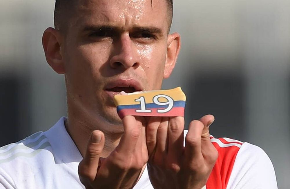 El delantero de River Rafael Santos Borré es pretendido por el Inter y podría jugar con Lautaro Martínez.