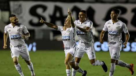 Soteldo festeja el segundo gol de Santos.