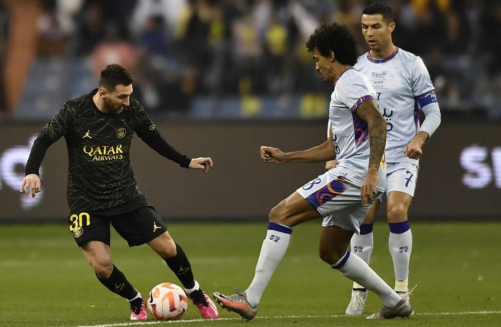 Lionel Messi (L) del PSG en acción contra Luiz Gustavo (C) y Cristiano Ronaldo (R) del Riyadh XI durante el partido amistoso de fútbol entre el Riyadh XI y el Paris Saint- Germain, en Riyadh, Arabia Saudita Foto: EFE/EPA/STR