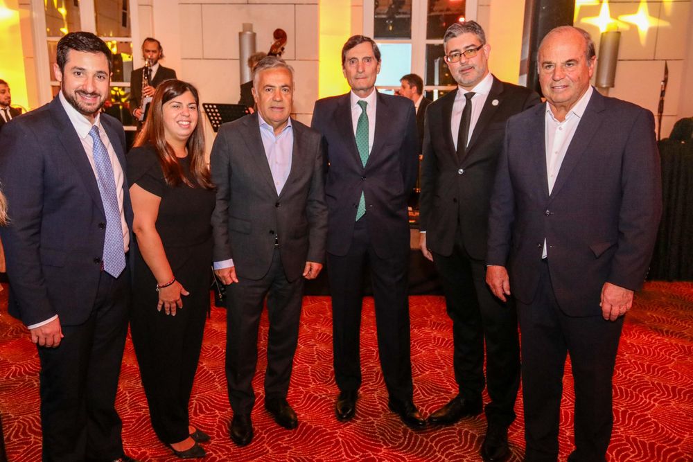 El gobernador Alfredo Cornejo acompañó a las autoridades de Park Hyatt Mendoza en una noche de celebración y reconocimientos por el 25° aniversario del hotel. 