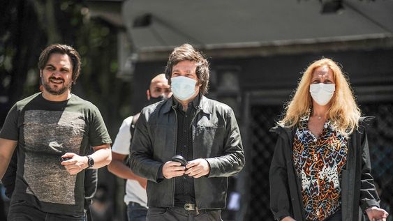 Javier Milei votando en la ciudad de buenos Aires. En la foto, con Ramiro Marra y Karina Milei. Foto Federico Lopez Claro