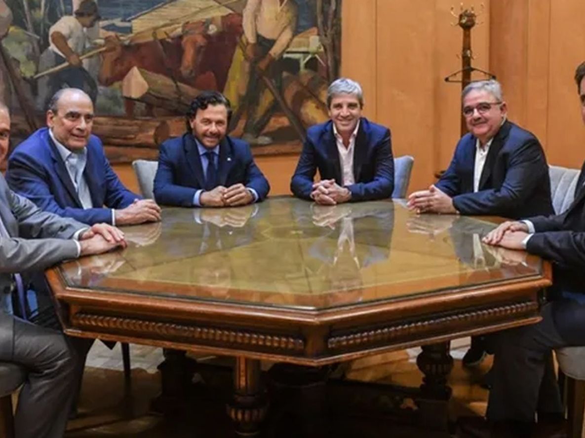 En busca de apoyo por el DNU del FMI y con promesas de reactivación de la obra pública, Luis Caputo y Guillermo Franco recibieron a 3 gobernadores peronistas.