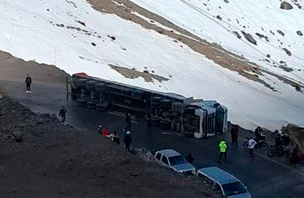 Volcó un camión en los Caracoles de Chile. Foto: X / @VALLEOVA