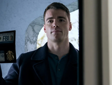 Gabriel Basso como Peter Sutherland en El agente nocturno, el nuevo éxito de Netflix.