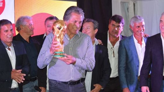 Ubaldo Fillol, con Copa en mano, en uno de los tantos eventos mundialistas de los que fue parte. Estará en el Monumental junto a La Scaloneta. / archivo