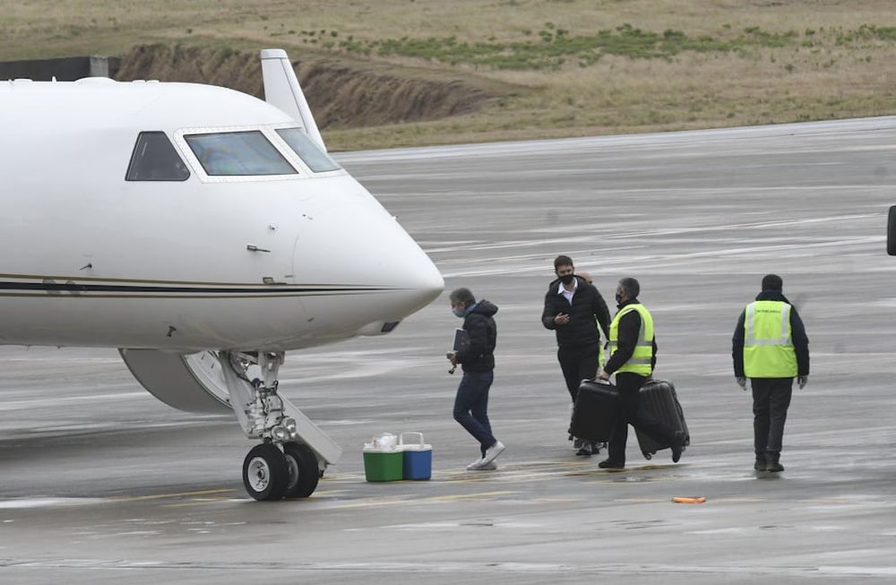 Jorge Messi padre de Lionel sube al avión privado para viajar a Barcelona y se pueden observar las dos heladeras que llevarían las milanesas.