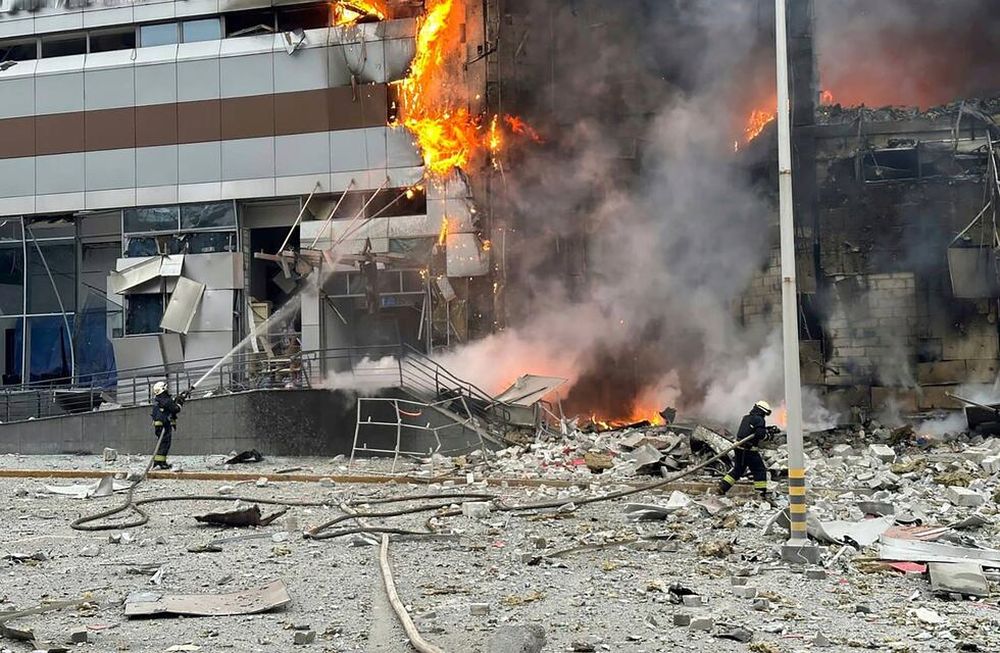 En esta imagen, distribuida por el Servicio de Emergencias de Ucrania, bomberos trabajan para sofocar un incendio en un edificio dañado por un ataque ruso, en Kiev, Ucrania, el 29 de diciembre de 2023. (Servicio de Emergencias de Ucrania vía AP)