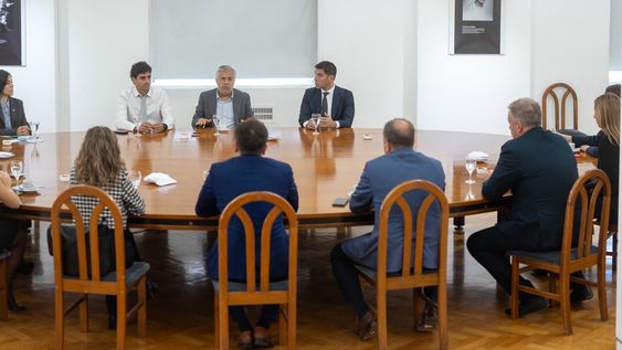 Alfredo Cornejo junto con los legisladores provinciales electos de la Libertad Avanza.