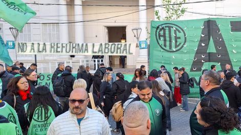 Manifestación de ATE en la Legislatura contra la reforma del Estatuto del Empleado Público.&nbsp;