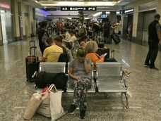 El paro dispuesto por los controladores aéreos nucleados en ATEPSA (Asociación Técnicos y Empleados de Protección y Seguridad a la Aeronavegación) comenzó a sentirse este viernes en los aeropuertos del país.
