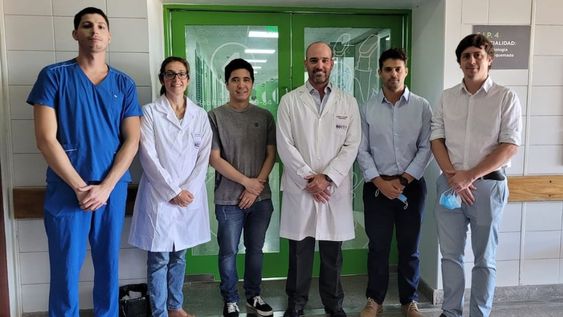 De izquierda a derecha el equipo responsable de la cirugía, Alejandro Sánchez, Laura Orlando, Pablo González, Gabriel Galdeano, Juan Manuel Carmona y Jorge Abdala.