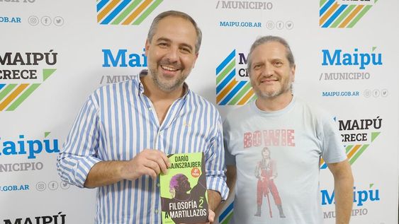 El intendente Matías Stevanato junto a Darío Sztajnszrajber.