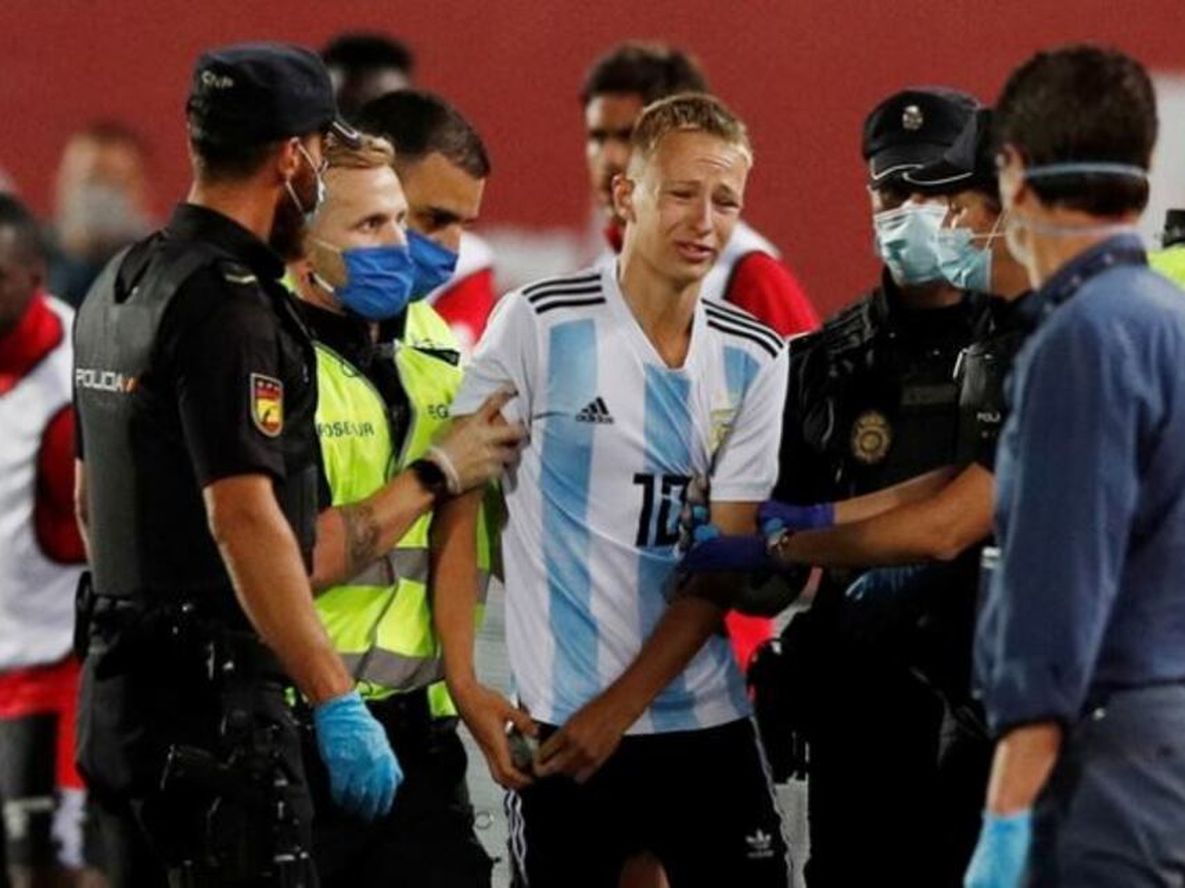 Joven francés se metió a la cancha para sacarse una selfie con Lionel Messi.