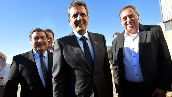 El precandidato a presidente por Unión por la Patria y ministro de Economía Sergio Massa, visitó la empresa IMPSA junto a candidato a gobernador del frente Elegí, Omar ParisiFoto: Orlando Pelichotti