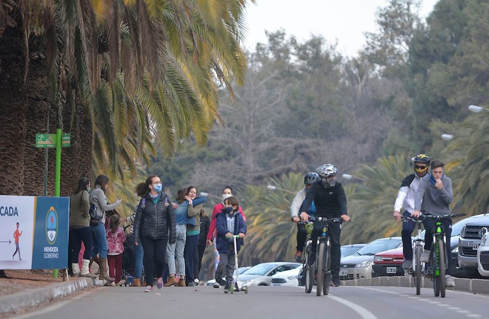 A pesar del pedido de aislamiento por parte del gobierno provincial, el parque general San Martín se encontró con un gran caudal de gente durante el fin de semana en Mendoza. - Nicolás Ríos / Los Andes