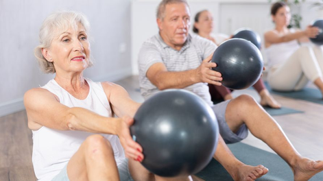 Este ejercicio trae muchos beneficios para las personas mayores de 60 años.