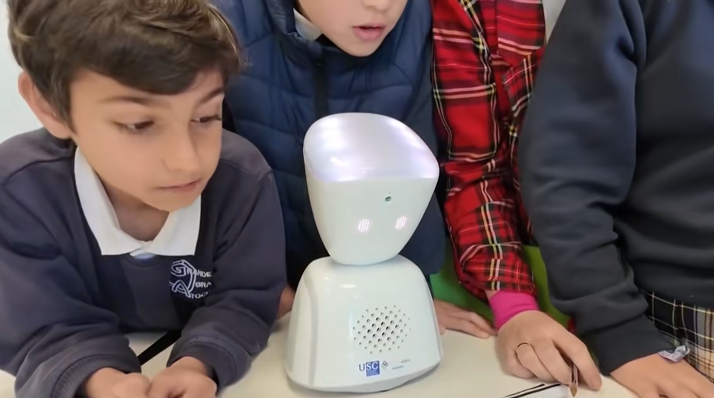 Una enfermedad le impide ir a la escuela y lo hace a través de un pequeño robot.