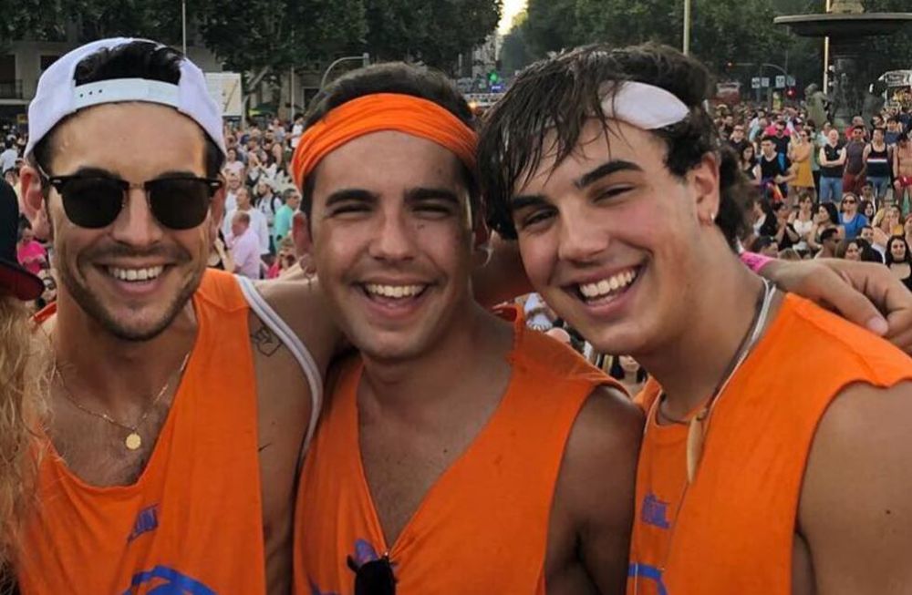 Mario Casas subió la temperatura al mostrar a su otro hermano tomando sol en boxer