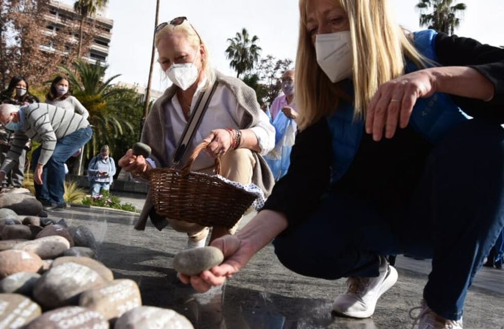 La ciudad de Mendoza decidió trasladar las piedras colocadas por los familiares al Museo del Área Fundacional para evitar que sufran daños. - Mariana Villa / Los Andes