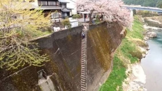La escalera más terrorífica del mundo se encuentra en Japón y tiene 10 metros de altura.&nbsp;