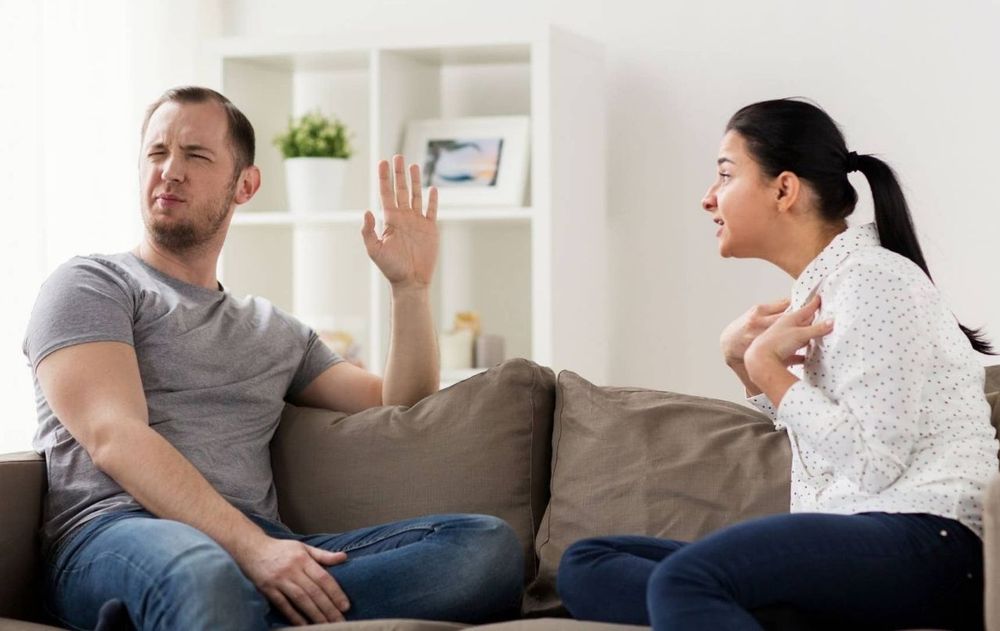 Si las discusiones se repiten constantemente, el problema ya no puede explicarse únicamente por quién habla y quién permanece callado.