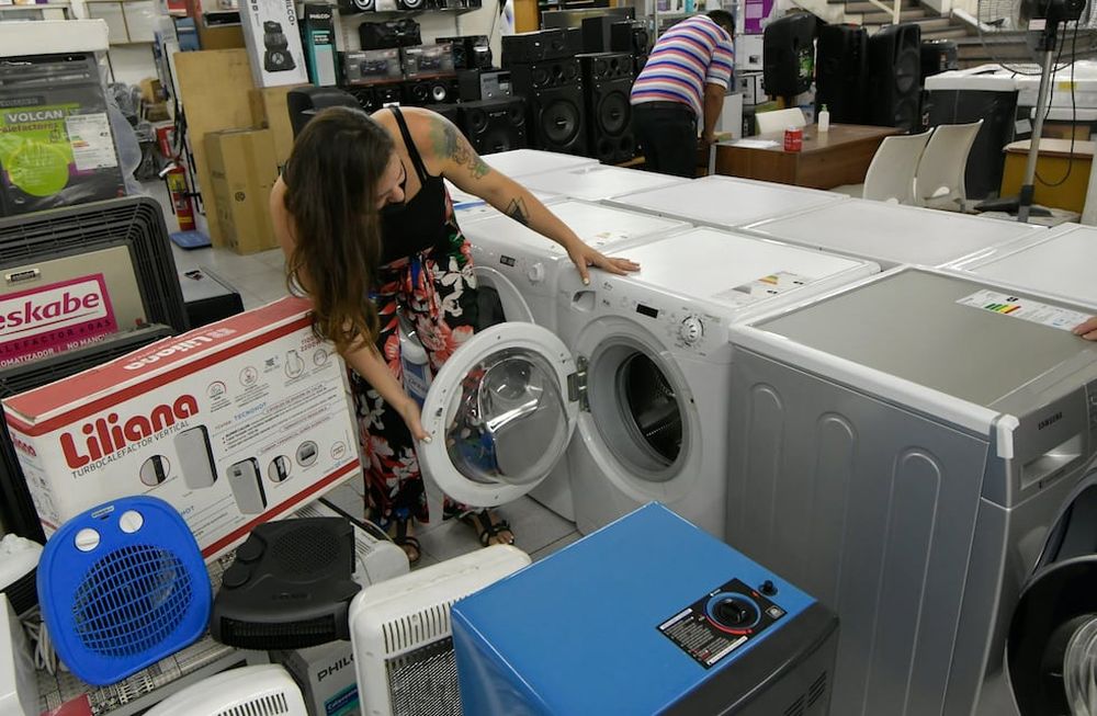 Todos los lunes está disponible un 10% de reintegro en alimentos, farmacias, indumentaria, electrodomésticos, materiales de construcción y otros rubros para titulares de prestaciones de Anses. Foto: Orlando Pelichotti / Los Andes