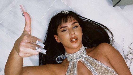Nathy Peluso, con vestido trasparente y cadenas, celebró los 200 millones de visualizaciones de su tema con Bizarrap