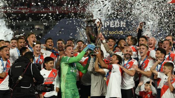 El plantel de River Plate levanta la copa del torneo de la Liga Profesional de Fútbol./ Gentileza.