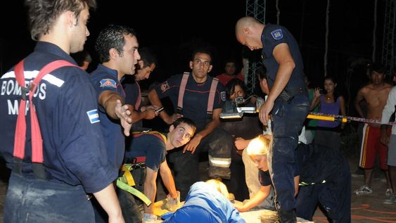 Bomberos, policías y médicos trataron durante cinco horas de rescatar al niño, que gritaba desde las profundidades del hoyo / Foto: Orlando Pelichotti
