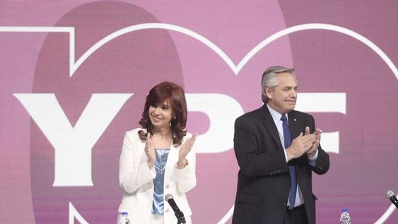 El presidente Alberto Fernández y la vicepresidenta Cristina Kirchner encabezaron el acto por los 100 años de YPF junto al presidente de la empresa, Pablo González.