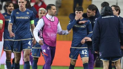 Alessandro Bianco de Fiorentina fue agredido por hinchas turcos cuando finalizó el partido. / Gentileza.