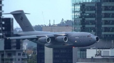Impactante: un avión pasó entre grandes edificios y generó terror en Australia