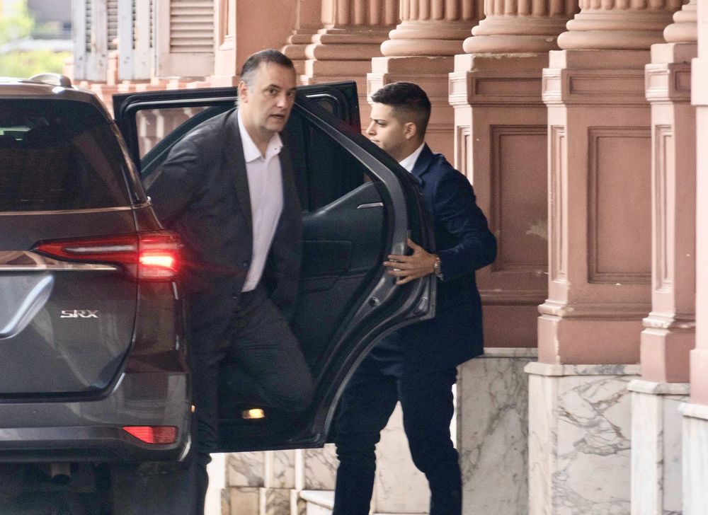 Manuel Adorni llegando a Casa Rosada cuando era jefe de Gabinete. (archivo)