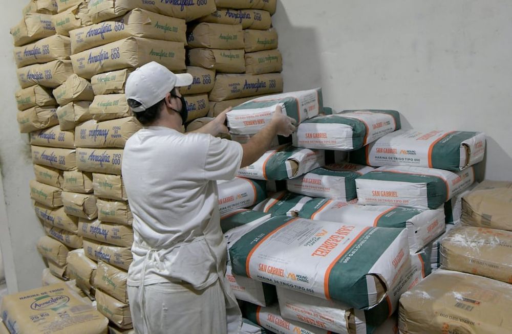 Mendoza 16 de marzo 2021 EconomiaAlgunas panaderias aumentaron el precio de sus productos panificados, por el aumento en los costos, como son leudantes, grasas, harina, y por cargas impositivas e impuestos.en la foto Panaderia Abadia, de Godoy Cruz no aumento el precio del pan todavia.Crisis, inflacion, economico, empleado, panadero, empleo, trabajador Foto:  Orlando Pelichotti / Los Andes